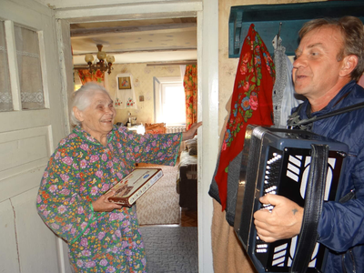 С песнями поздравили на дому пожилых людей своего села работники Новенского ЦКР
