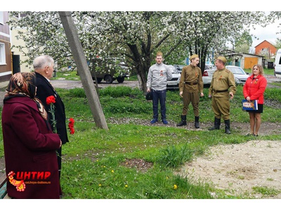 9 мая культработники поздравили ивнянских ветеранов Великой Отечественной войны с Днём Победы, дав небольшой импровизированный концерт для каждого