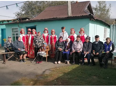 1 октября работники Покровского СДК поздравили жителей хуторов Красная Поляна и Береговой с праздником пожилых людей
