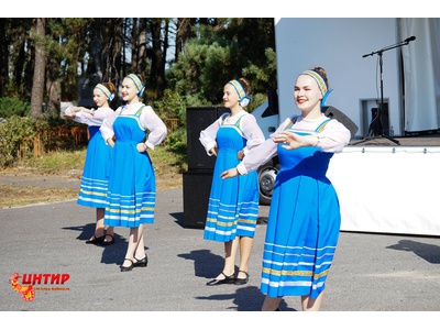 В рамках акции «Добрый поезд» со сцены автоклуба в селе Череново была представлена концертная программа