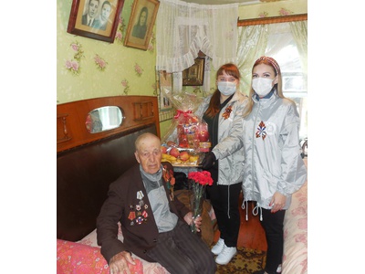 Волонтёры культуры Ивнянского района поздравили ветеранов Великой Отечественной войны с Днём Победы и вручили им цветы и подарки