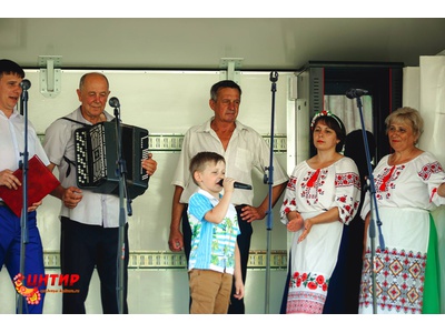 Со сцены автоклуба в селе Выезжем была представлена концертная программа «Вперёд, Россия!»