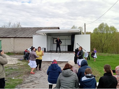 27 апреля для жителей Нового Посёлка на сцене ивнянского автоклуба выступили артисты художественной самодеятельности Новенского ЦКР