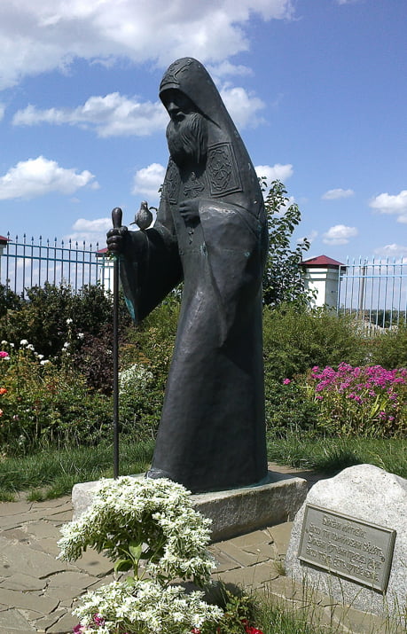Памятник схиархимандриту Григорию (Давыдову) на территории Храма Покрова Пресвятой Богородицы