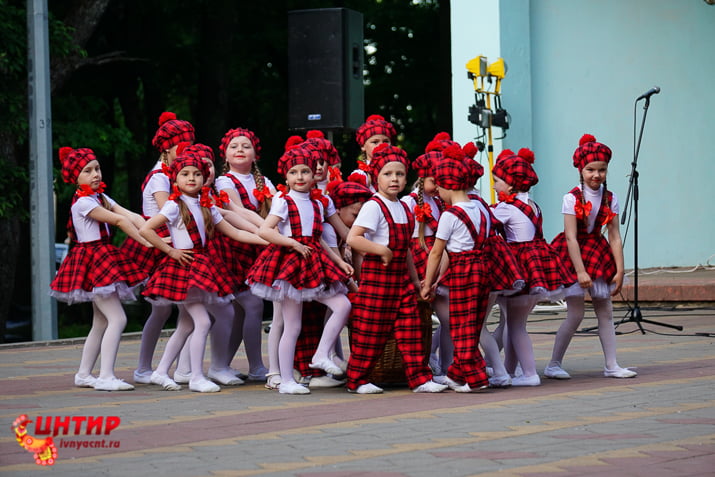 Младшая группа хореографического коллектива "Сюрприз", рук. Л.Борисенко
