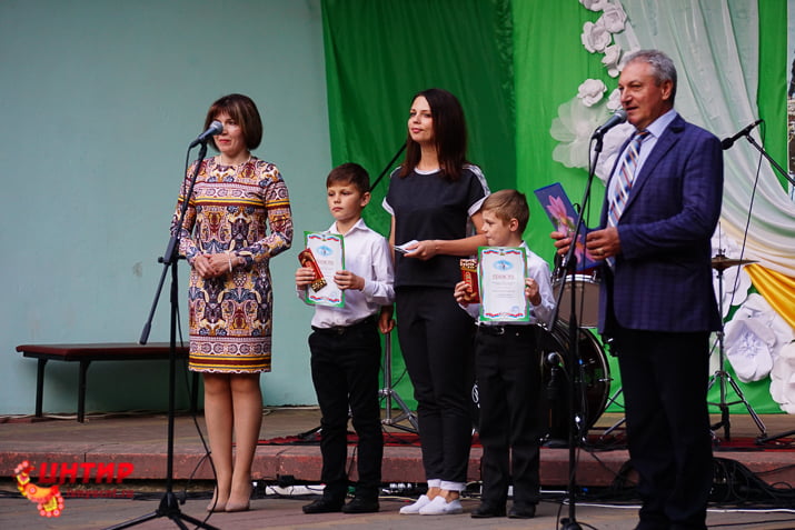 Поздравляют семью Кашула - маму Ирину, сыновей Ивана и Валентина